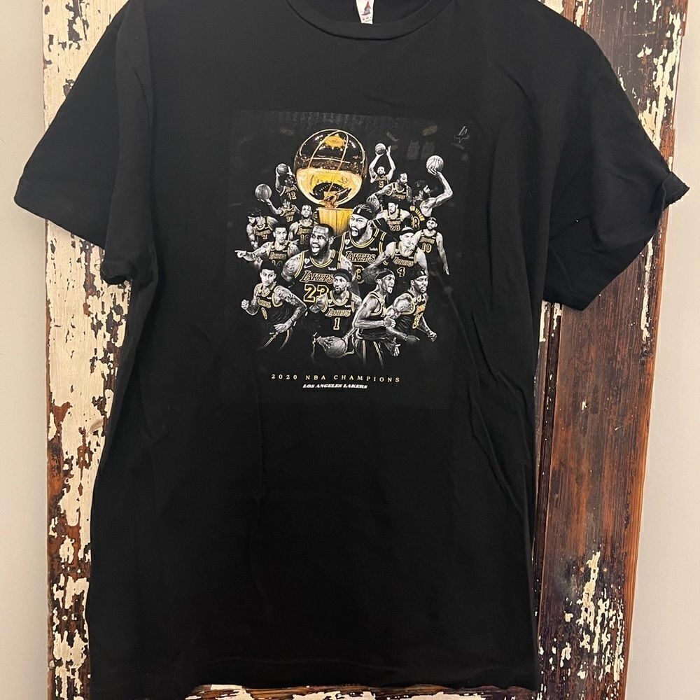 Los Angeles Lakers 2020 NBA Champions T-shirt. Size L.